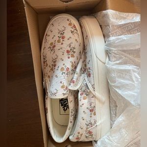 NEVER WORN SIZE 9.5 Vans